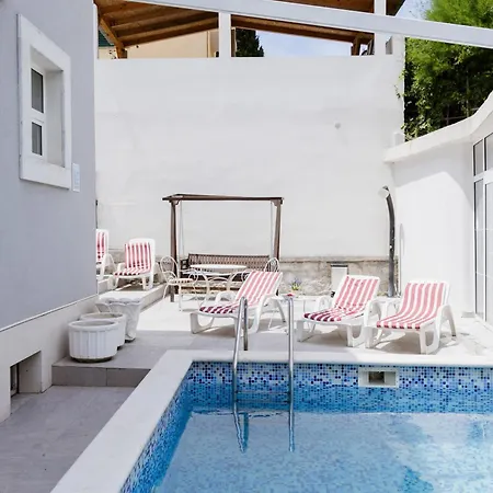 Вилла With Pool