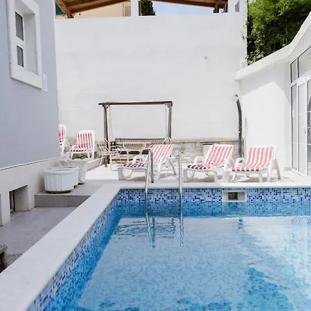 With Pool Вилла *