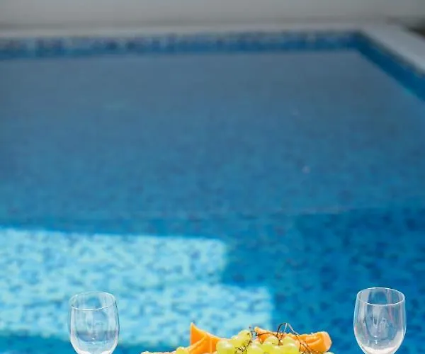 וילה Vibe With Pool